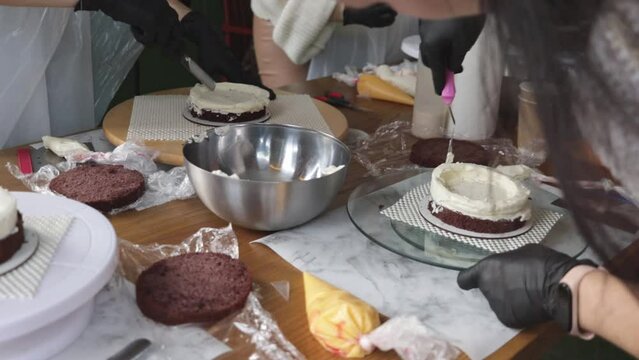 The process of making a cake in the kitchen. Conducting a master class for confectioners