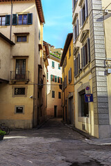 Fototapeta na wymiar Narrow street in Florence