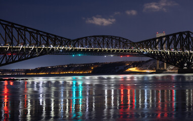 Fototapeta na wymiar Pont de Québec le soir, hiver, horizontal