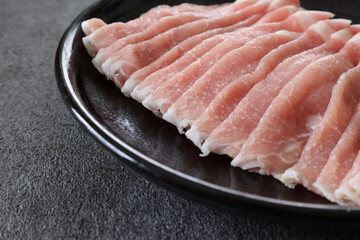グレー背景の生の豚しゃぶしゃぶ肉