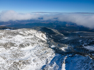 Obraz premium Winter view of Pirin Mountain near Polezhan and Bezbog Peaks, Bulgaria