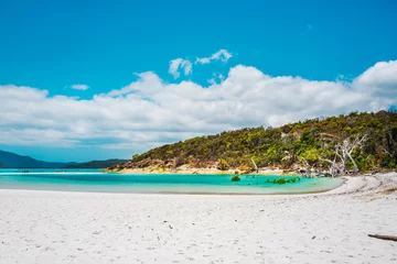 Papier Peint photo autocollant Whitehaven Beach, île de Whitsundays, Australie Boats transporting tourists to Whitehaven Beach is on Whitsunday Island. . The beach is known for its crystal white silica sands and turquoise colored waters. Autralia, Dec 2019