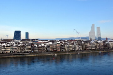 Fototapeta na wymiar Der Rhein in Basel im Winter