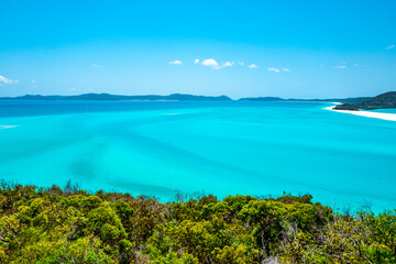 Fototapeta na wymiar Whitehaven Beach is on Whitsunday Island. The beach is known for its crystal white silica sands and turquoise colored waters. Autralia, Dec 2019