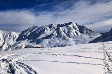 Fototapeta premium 冠雪の北アルプスの立山と室堂