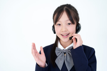 ヘッドセットを使う小学生の女の子