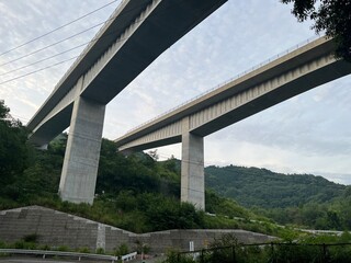 日本の高速道路の新東名の大きな橋