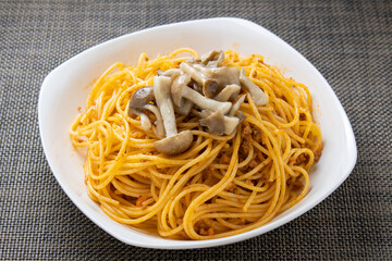 きのこ(ブナシメジと舞茸)のミートソーススパゲティ。
