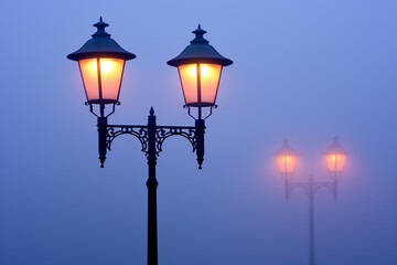 Fototapeta na wymiar A street lamp that lights up at in foggy weather