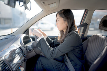楽しそうに運転する女性
