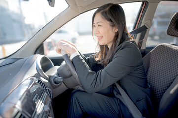 楽しそうに運転する女性