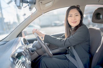 楽しそうに運転する女性