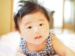 私を見つめる赤ちゃん