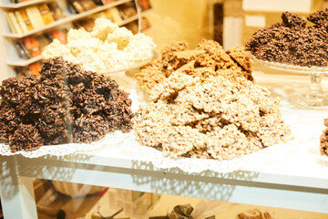 ウィンドウで調理されているチュロス、クロワッサン、チョコレート