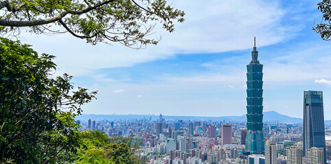 Naklejka premium Taipei 101 and a view of Taipei, Taiwan