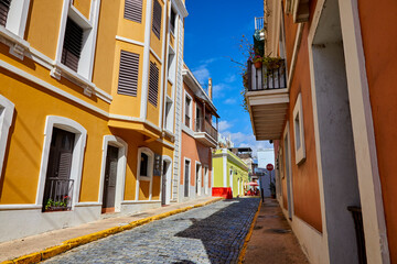 Fototapeta na wymiar Colorful cobblestone street in the old city of San Juan in Puerto Rico