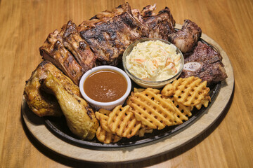 Combo de costillas a la barbacoa, pollo asado y ensalada de col