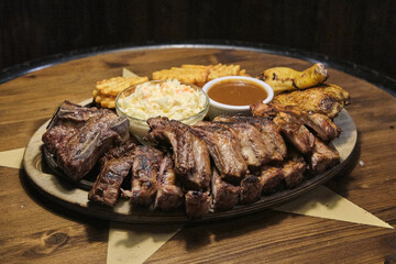 Combo de costillas a la barbacoa, pollo asado y ensalada de col.