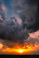 冬空の夕焼けに染まったちぎれ雲（縦構図）