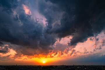 冬空の夕焼けに染まったちぎれ雲