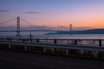 夕暮れ時の明石海峡大橋