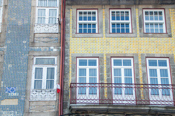 Obraz premium Typical facade of palaces in Ribeira district of Porto