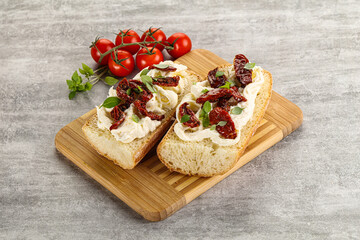 Bruschetta with strachatella and dry tomato