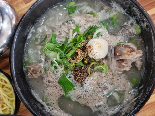 
This is sundae soup served in an earthenware bowl.