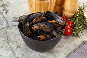 Tasty mussels in the bowl