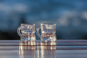 Schnaps - Schnapsgläser - klar - Alkohol - Tisch