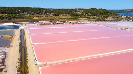 Vue aérienne des marais salants roses de l'Ile St Martin de Gruissan, Aude, Occitanie, France