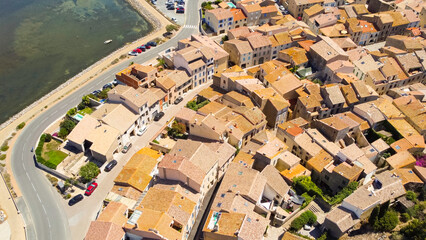 Vue aérienne des marais salants roses de l'Ile St Martin de Gruissan, Aude, Occitanie, France