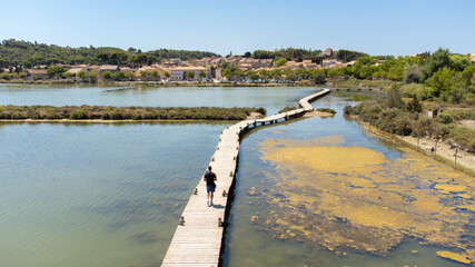 Vue aérienne de la Ballade des Pontons de Peyriac de Mer, Aude, Occitanie, Etang de Bages-Sigean