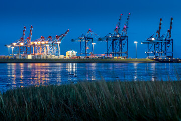 Containerhafen in Bremerhaven zur Blauen Stunde