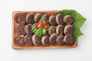  Food made by mixing meat, tofu, eggs, etc. in blood and putting them in the intestines of domestic animals and steaming or boiling them.
