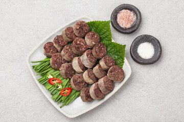  Food made by mixing meat, tofu, eggs, etc. in blood and putting them in the intestines of domestic animals and steaming or boiling them.
