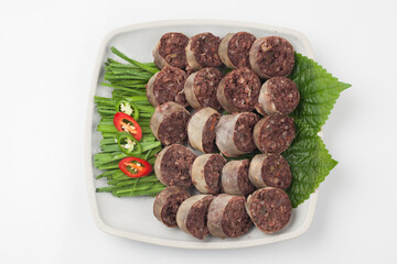  Food made by mixing meat, tofu, eggs, etc. in blood and putting them in the intestines of domestic animals and steaming or boiling them.
