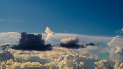 Ciel partiellement couvert, moutonné de cumulus de beau temps
