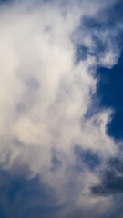 Ciel partiellement couvert, moutonné de cumulus de beau temps