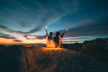 Couple looking the sunset at valentine's day - obrazy, fototapety, plakaty