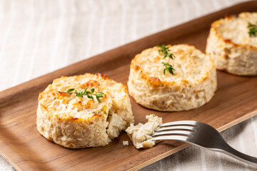 Eating vegetable flans or sformatino, or vegetable muffins made with cauliflower, leek, egg, ricotta and parmesan cheese. Monoportion appetizers.