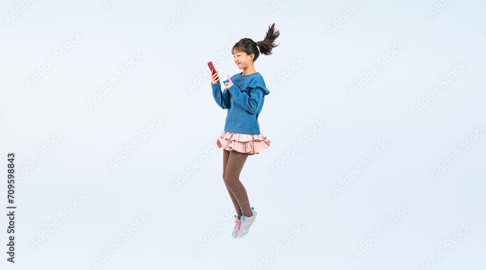 Aufkleber スマホを見ながらジャンプする女の子（切り抜き背景透過pngも販売しております。作成者リンクから「png」で検索してください）