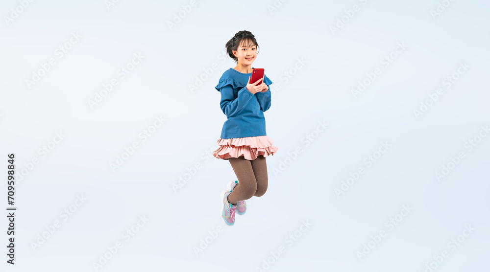 Aufkleber スマホを持ってジャンプする女の子（切り抜き背景透過pngも販売しております。作成者リンクから「png」で検索してください）
