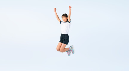 Fototapeta na wymiar ジャンプする体操服を着た女の子（切り抜き背景透過PNGも販売しております。作成者リンクから「PNG」で検索してください）