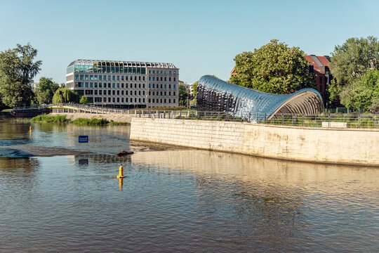 Poland, LowerSilesianVoivodeship, Wroclaw,Oder river and Nave sculpture on Daliowa Island in summer