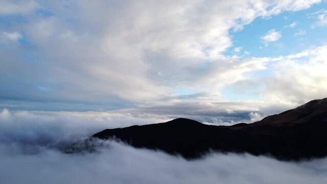 上下の雲に挟まれたと山のシルエット4K