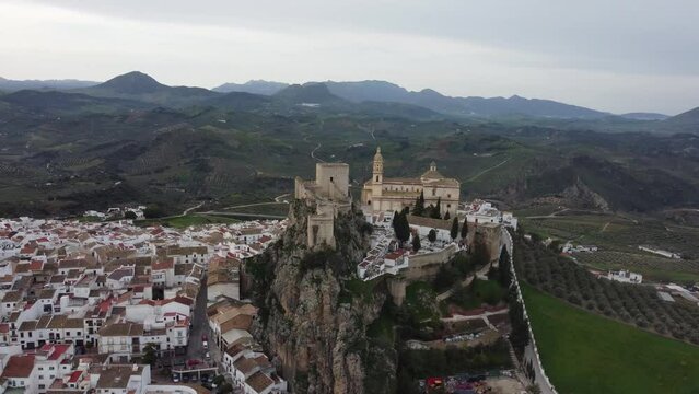 Toma drone 4k de pueblo blanco de Andaluc&iacute;a 