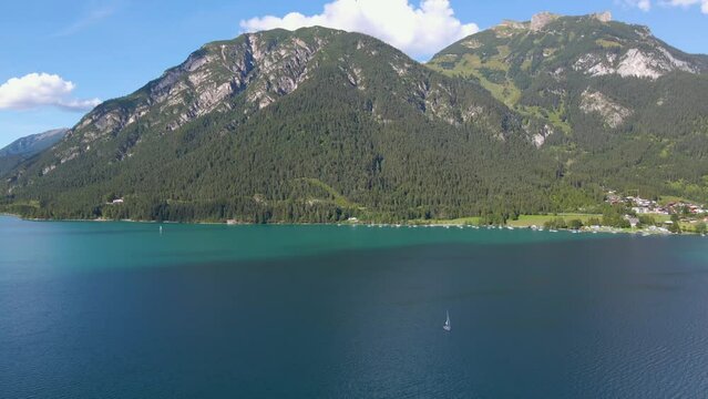 See mit Berge (Achensee in Tirol) Drohnenflug