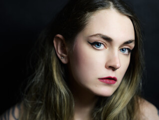 Naklejka premium Portrait of a beautiful young woman with blue eyes.