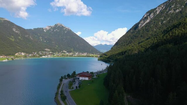 See mit Berge (Achensee in Tirol) Drohnenflug